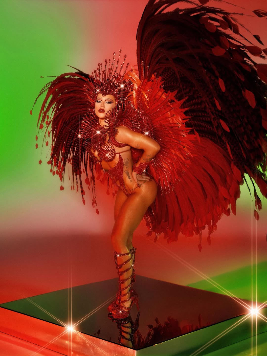 Influenciadora retirou costeiro de 12 kg por dores e teve problema com tapa-sexo durante desfile na Avenida, ajustando evolução.