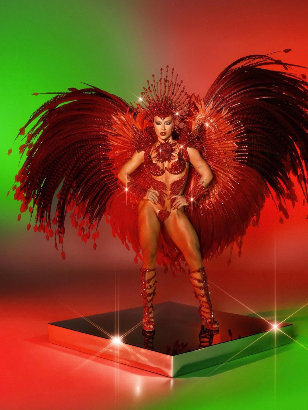 Influenciadora retirou costeiro de 12 kg por dores e teve problema com tapa-sexo durante desfile na Avenida, ajustando evolução.