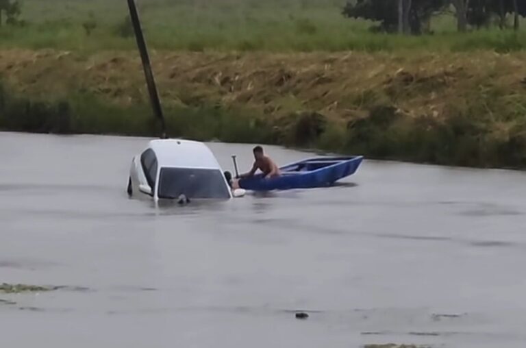 Aflição! Vídeo mostra resgate de motorista após carro cair em açude em rodovia no Acre