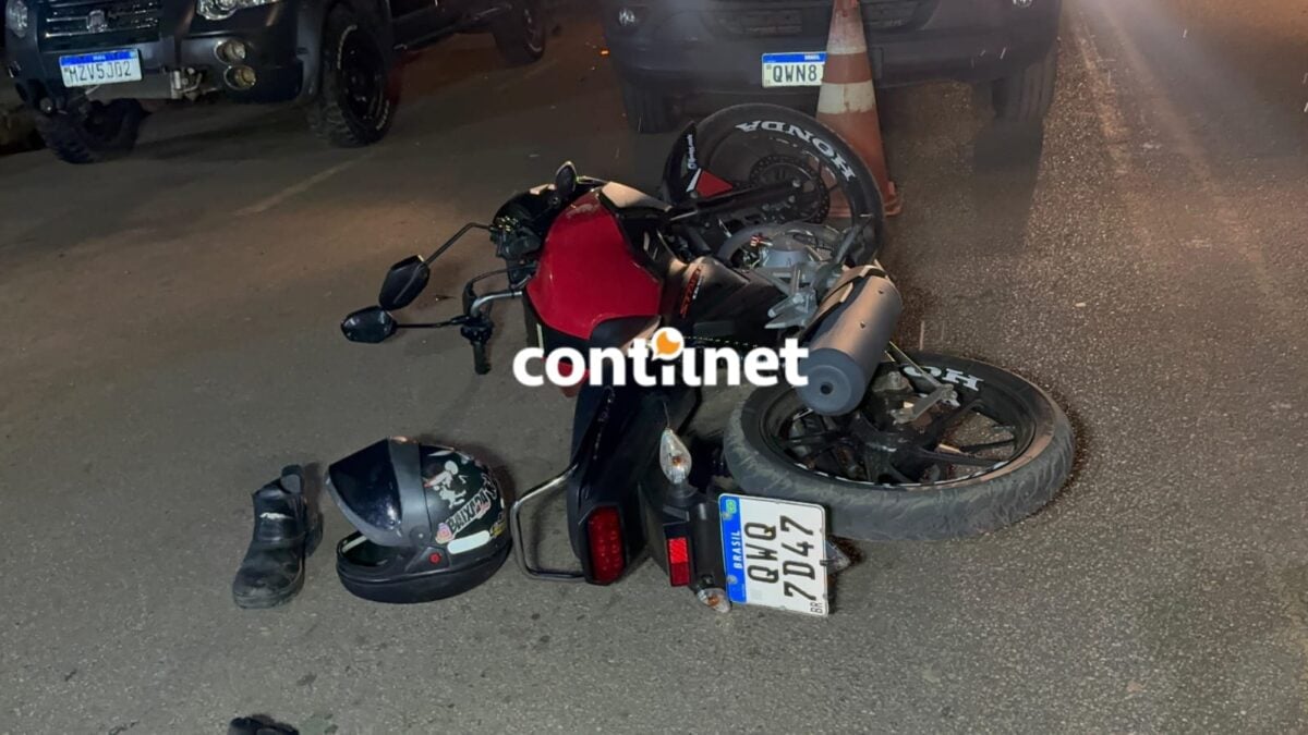 Jovem fica ferido após bater motocicleta em carro estacionado na Avenida Sobral