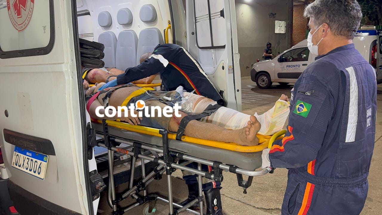 Motociclista perde o controle em ramal, colide contra poste de igreja