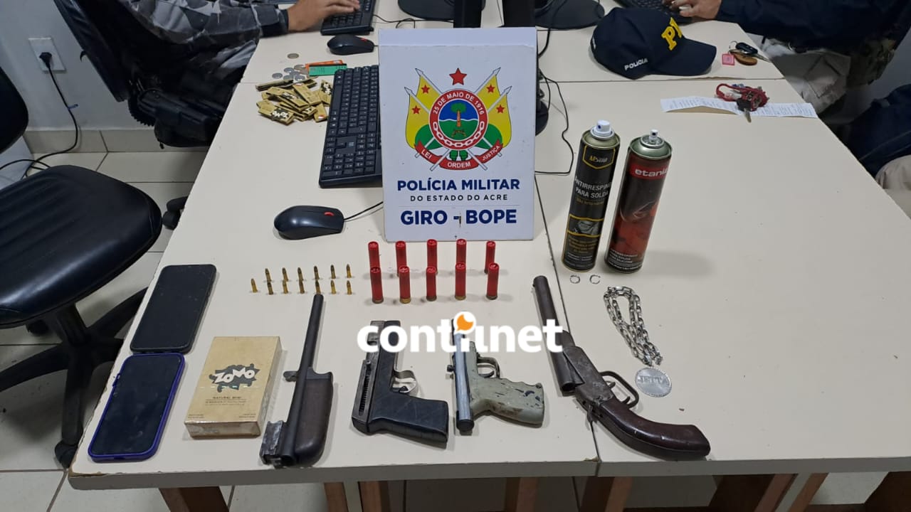 Durante a abordagem, os policiais encontraram uma mochila contendo três armas de fogo e um cano de espingarda