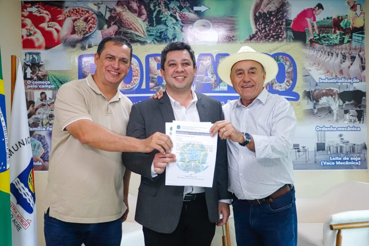 Assinatura do termo contou com a presença de Enoque Pereira, Tião Bocalom e Tiago Mourão | Foto: Marcos Araújo/Secom