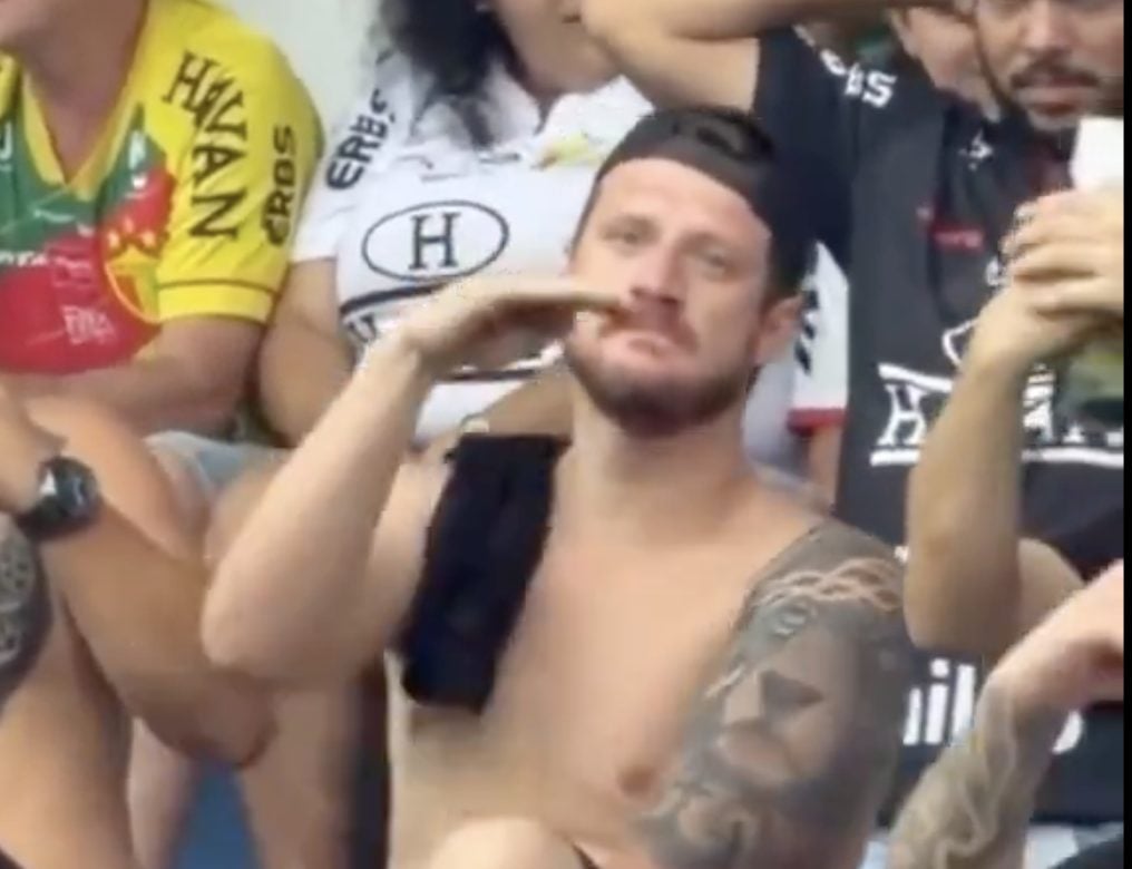 Torcedor do Brusque simulou queda de avião em jogo contra a Chapecoense e gerou críticas nas redes sociais.