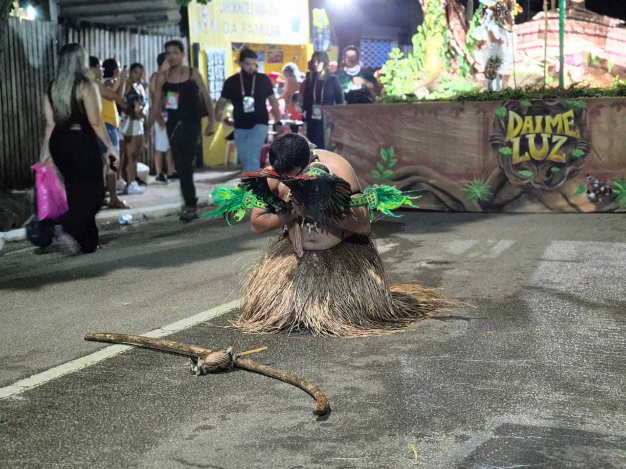 Com o maracá nas mãos e caracterizado como pajé, ele afirma que a apresentação vai além da fantasia: é identidade.