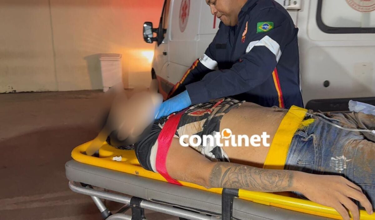 Motociclista perde o controle em ramal, colide contra poste e duas pessoas ficam feridas em Rio Branco