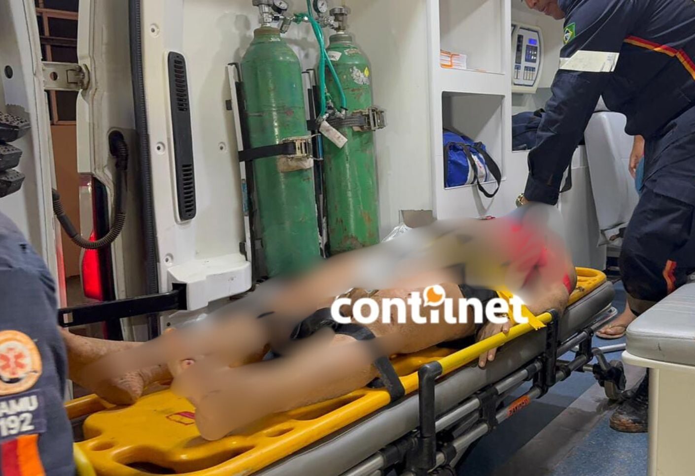 Motociclista perde o controle em ramal, colide contra poste e duas pessoas ficam feridas em Rio Branco