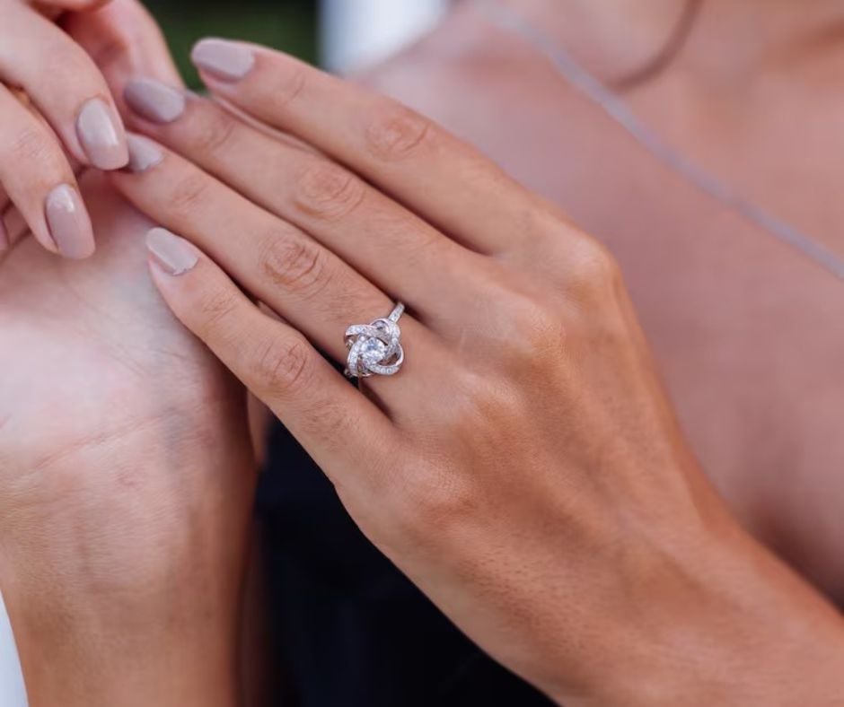 Mulheres transformam antigos anéis de casamento em joias modernas, simbolizando recomeço, autonomia e valorização pessoal após o divórcio.