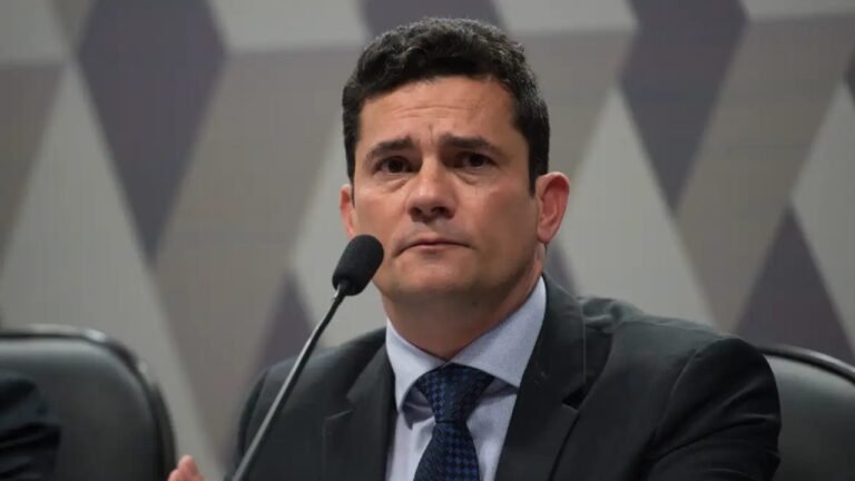 Sergio Moro questionou homenagem ao presidente durante o Carnaval e mencionou episódios da Lava Jato em publicação nas redes sociais.