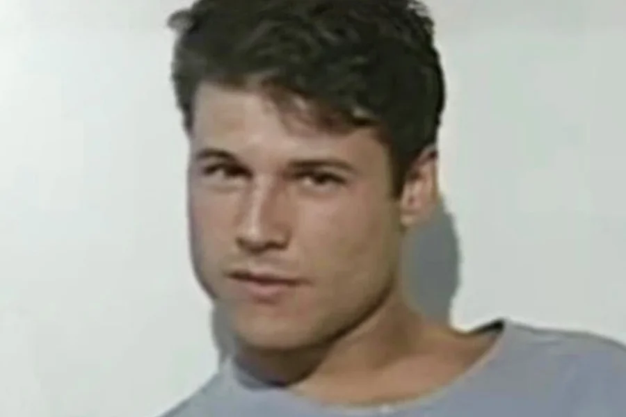 Jaqueta de Dinho, do Mamonas Assassinas, encontrada intacta após exumação em 2026.