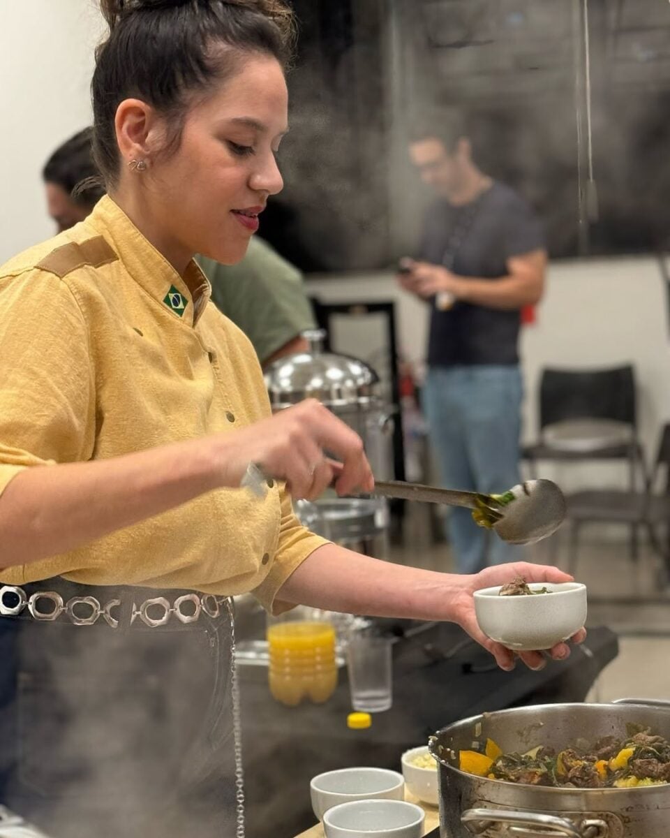 A empresária e chef de cozinha Amanda Vasconcelos usou as redes sociais para se posicionar após críticas ao preço do tacacá 