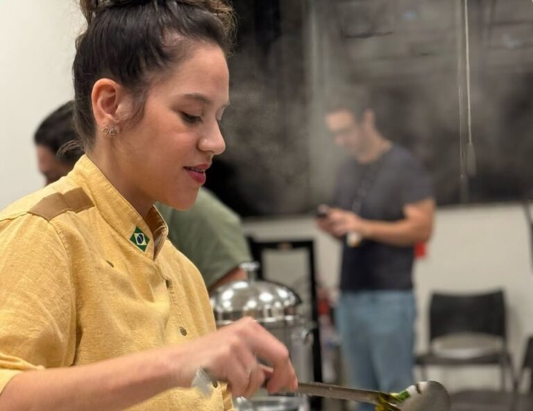 Chef acreana rebate críticas sobre preço do tacacá em São Paulo e fala em resistência cultural