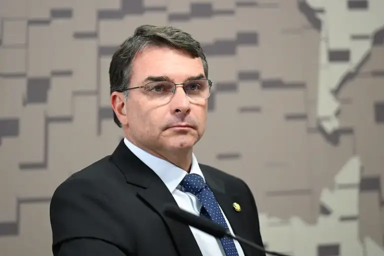 Anotação de Flávio Bolsonaro diz que deputado pediu R$ 15 milhões para não ser candidato