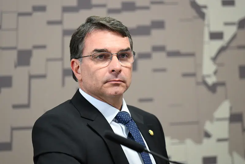 Anotações do senador Flávio Bolsonaro sobre o cenário eleitoral nos estados em 2026.