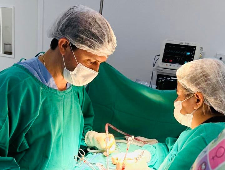 Equipe multiprofissional durante procedimento realizado pelo SUS, reforçando o cuidado especializado à saúde da mulher no mutirão