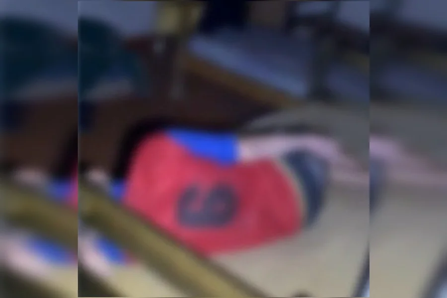 Idoso morre em clínica clandestina com condições insalubres e comida estragada.