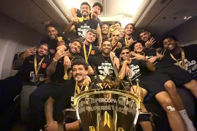 Jogadores do Corinthians fazem festa no avião após título
