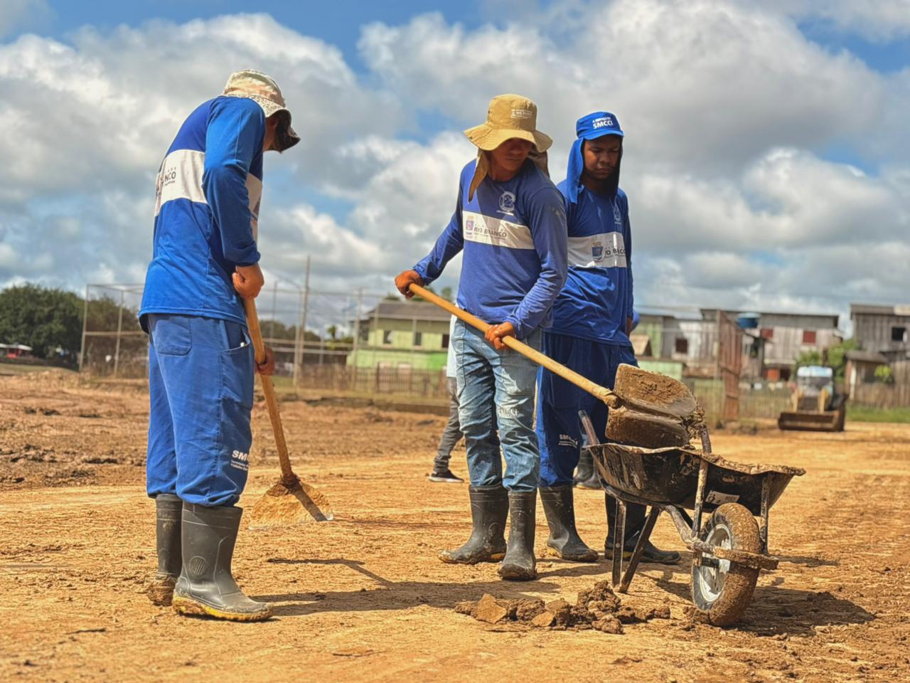 A Prefeitura de Rio Branco iniciou a limpeza das vias