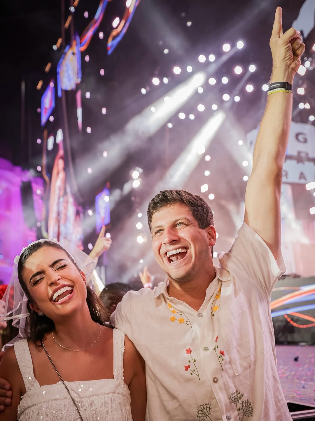 João Campos e Tabata Amaral celebram casamento em cerimônia com autoridades