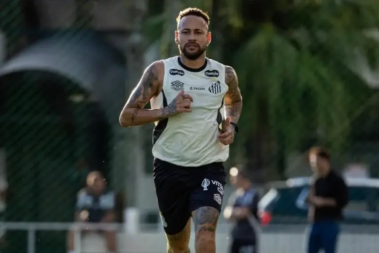Neymar treina no Santos e pode enfrentar o São Paulo