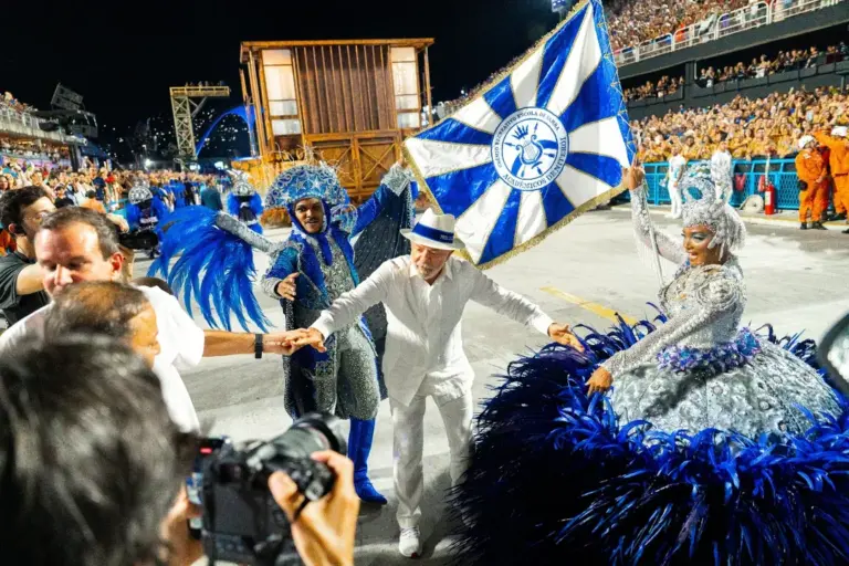 Escola levou à avenida enredo sobre Lula e recebeu críticas públicas de opositores após desfile.
