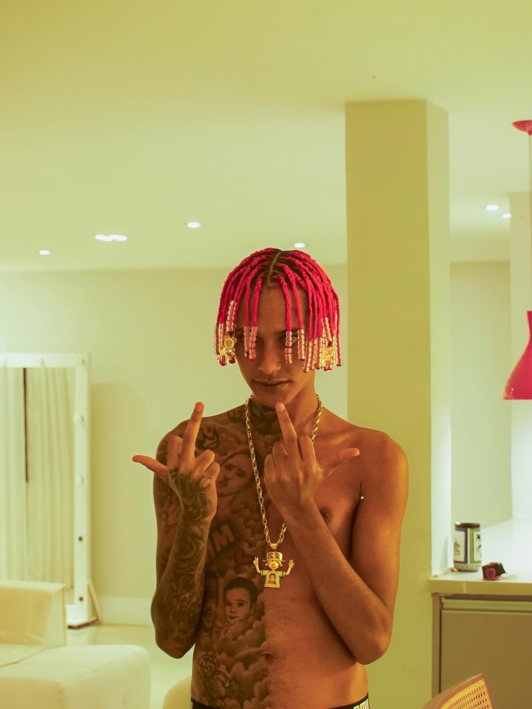 Em mensagem enviada ao advogado, detento comenta prisão preventiva do artista e afirma confiar que processo esclarecerá os fatos.