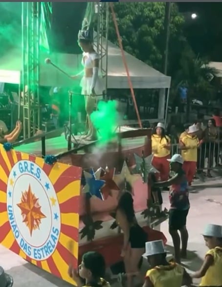 Passista viraliza ao surgir com “efeito de fumaça” inusitado durante desfile