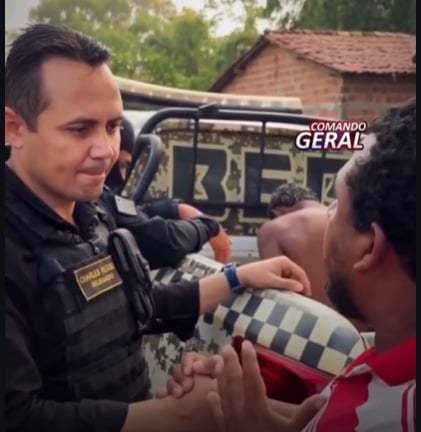 Pai repreende filho preso e abraça delegado