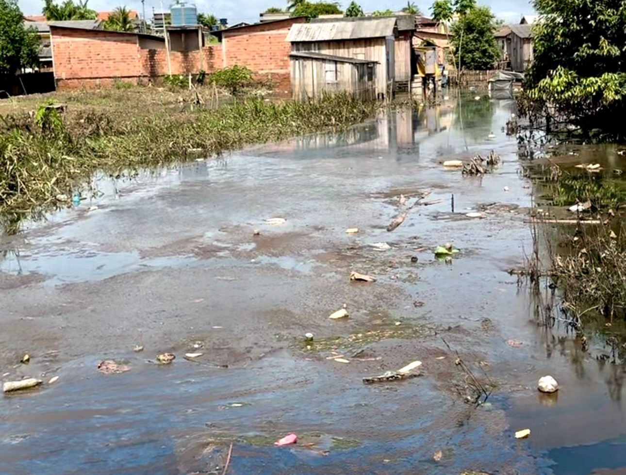 A recomendação é para que moradores evitem o contato direto com essa água, especialmente crianças