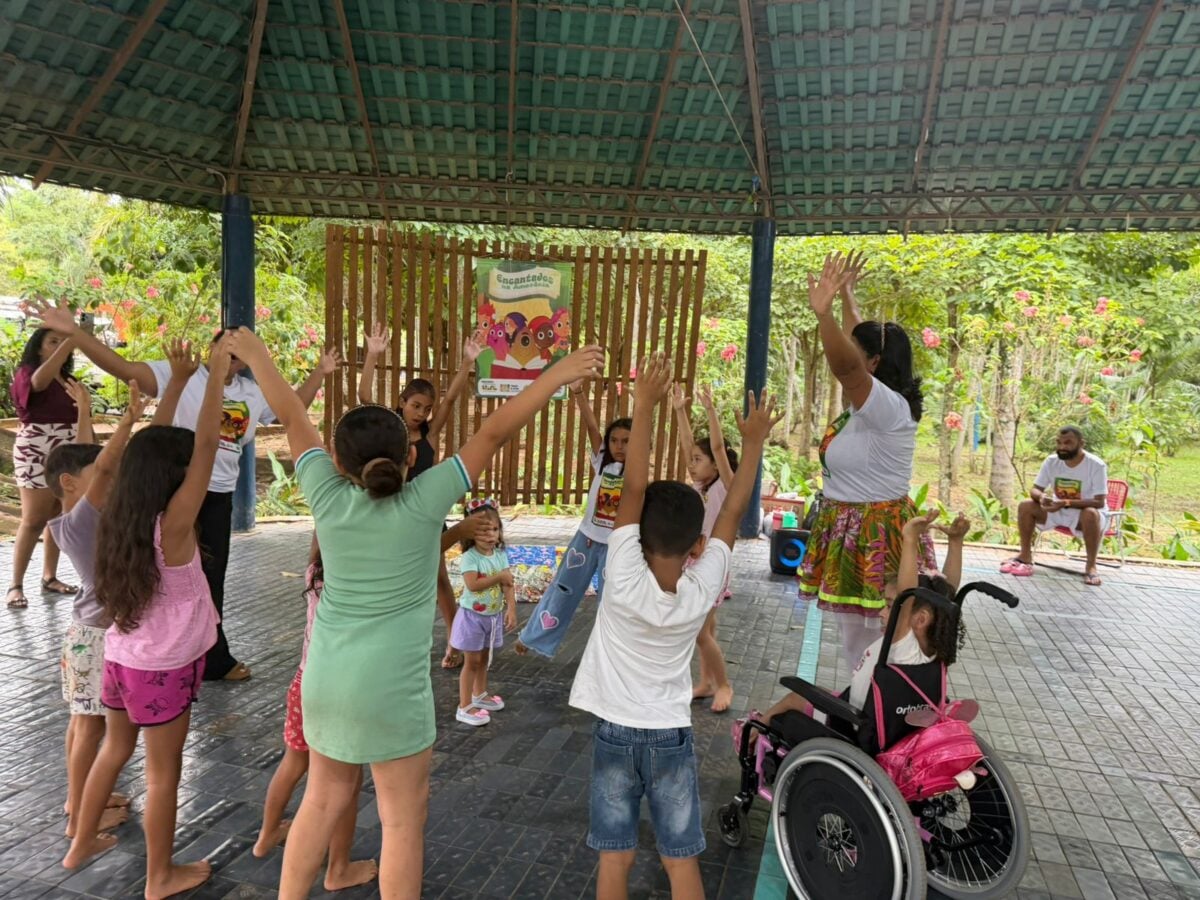 Durante a trajetória, o espetáculo percorreu bairros populares e espaços públicos