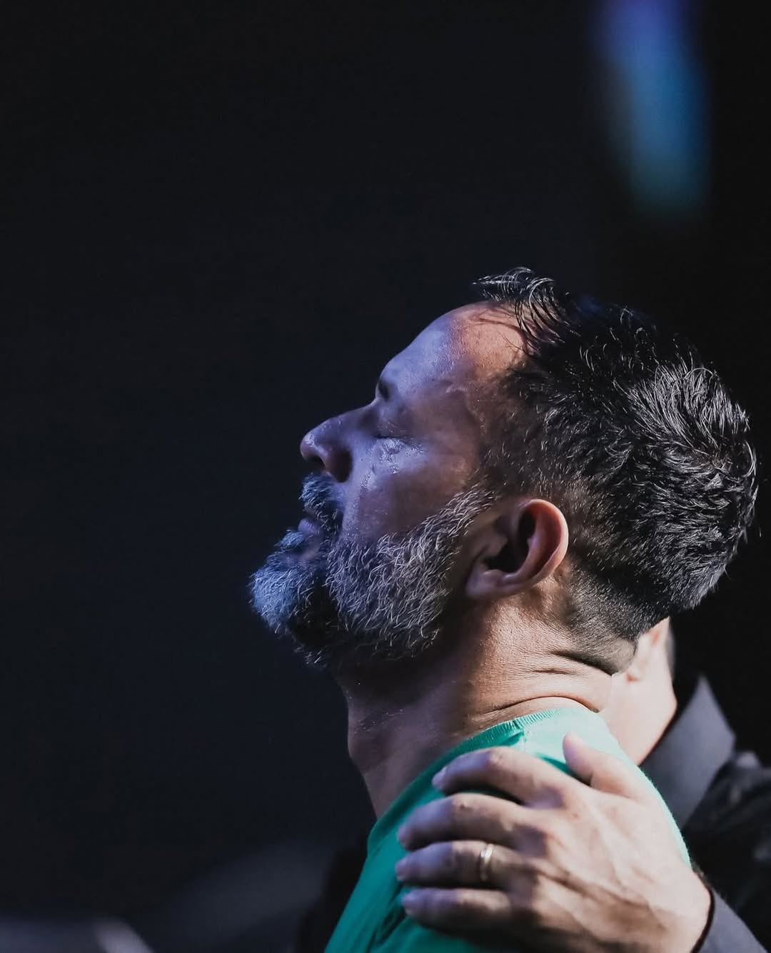 Pastor Alexandre Bastos publica mensagem após morte de ex-pastor e pede oração pela família, destacando limites humanos no ministério.