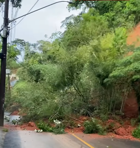 Vídeo flagra momento em que barranco desaba sobre estrada