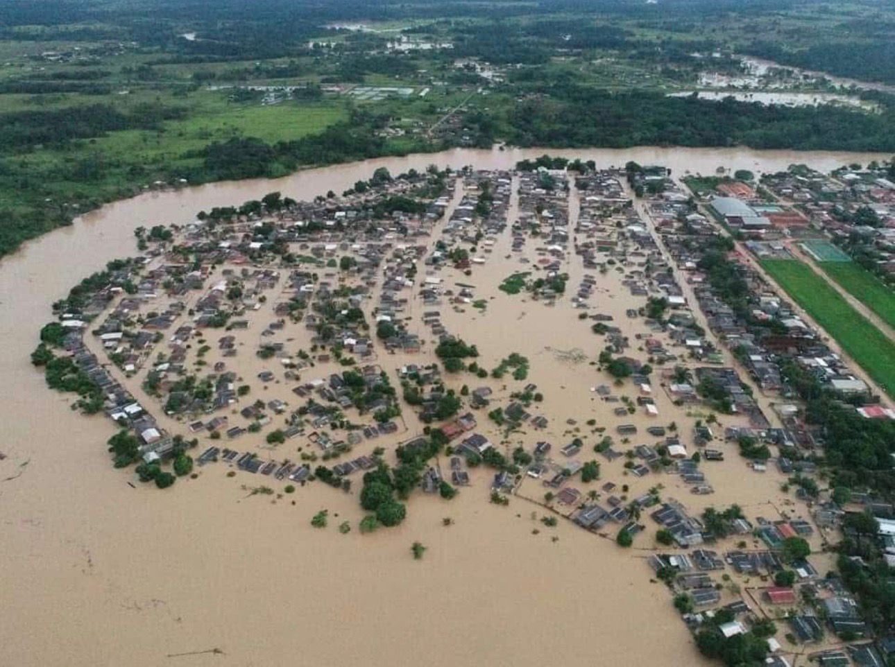 A inundação avançou rapidamente e, em poucos dias, transformou a paisagem da cidade