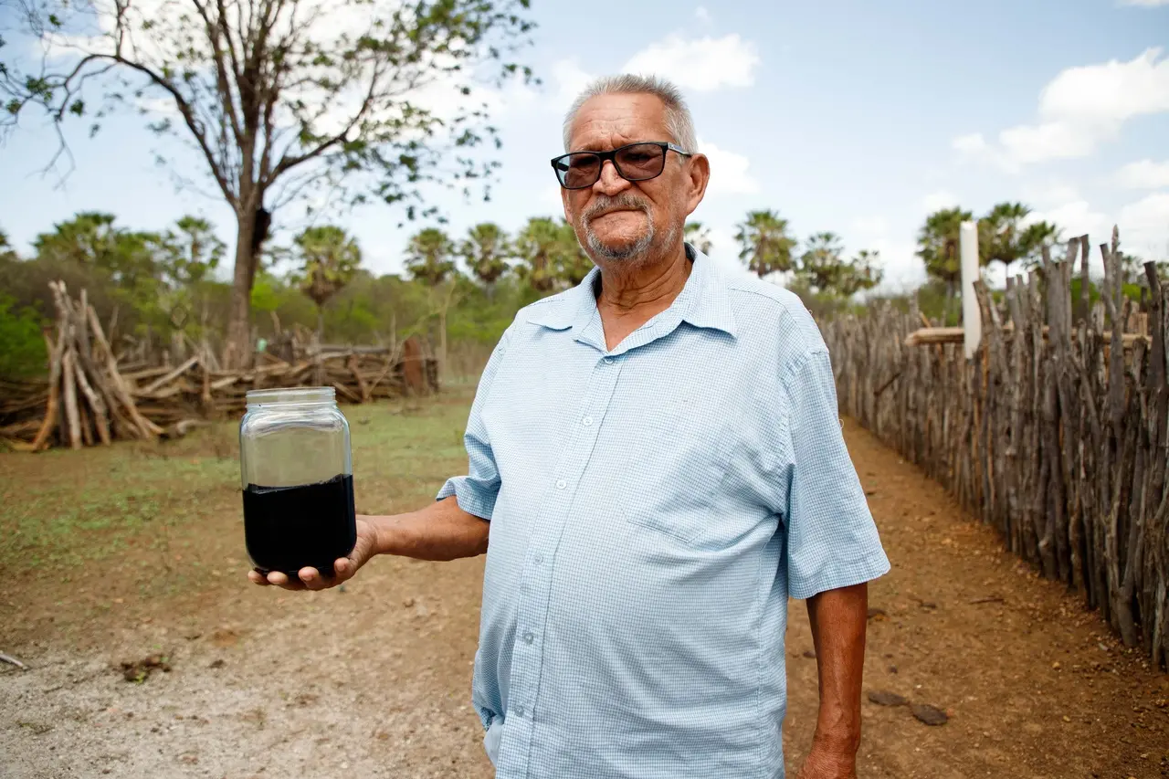 Perfuração em quintal cearense revela líquido semelhante a petróleo; testes confirmam mistura de hidrocarbonetos, sem garantir jazida explorável.