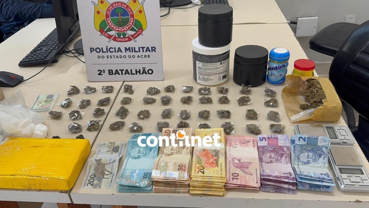 Cocaína, maconha, dinheiro e equipamentos apreendidos durante a ação do Tático do 2º Batalhão no Segundo Distrito.