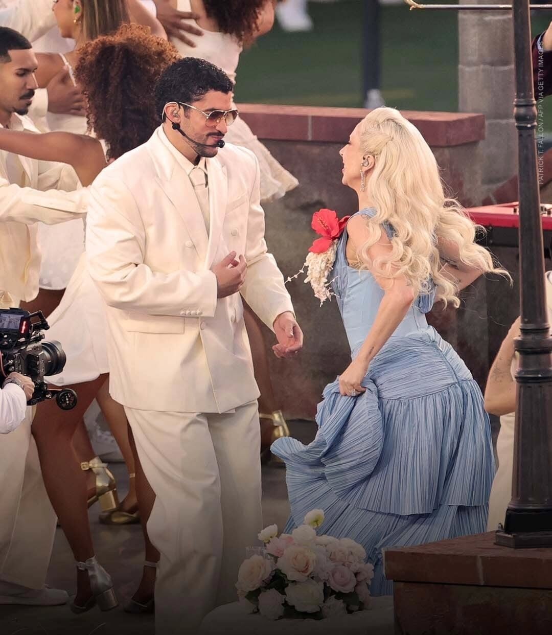 Bad Bunny transformou o intervalo do Super Bowl LX em celebração da cultura latina, com show em espanhol, participações especiais e forte simbolismo visual.