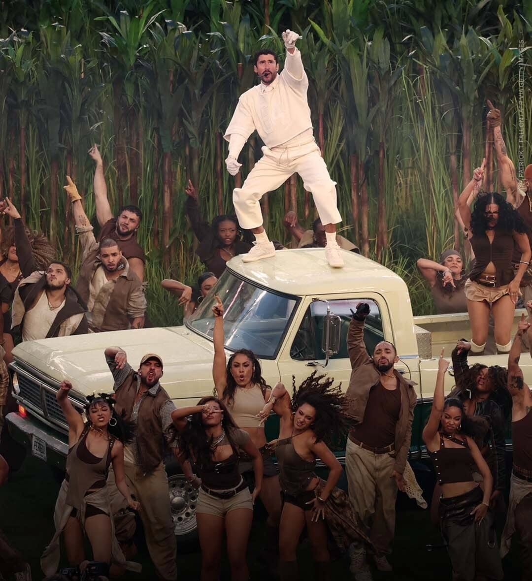 Bad Bunny transformou o intervalo do Super Bowl LX em celebração da cultura latina, com show em espanhol, participações especiais e forte simbolismo visual.