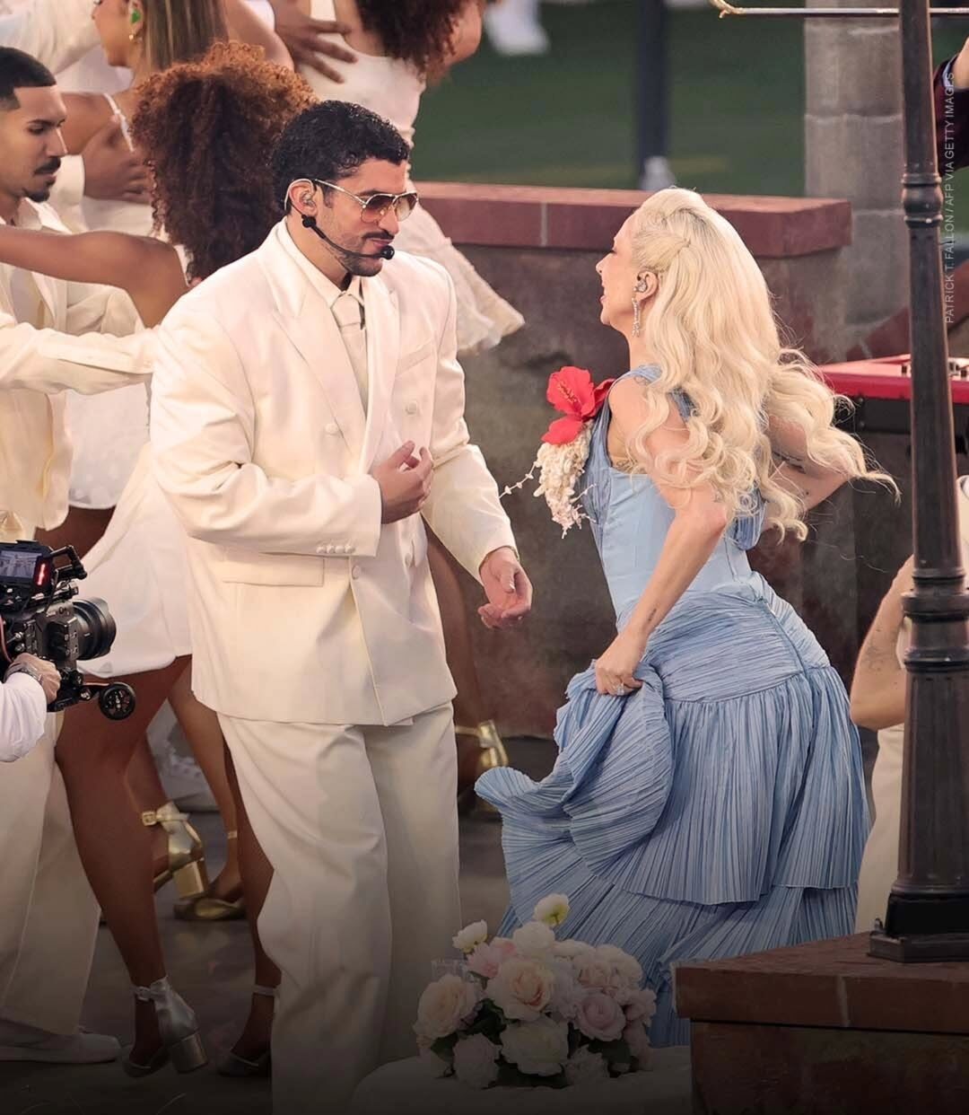 Bad Bunny transformou o intervalo do Super Bowl LX em celebração da cultura latina, com show em espanhol, participações especiais e forte simbolismo visual.