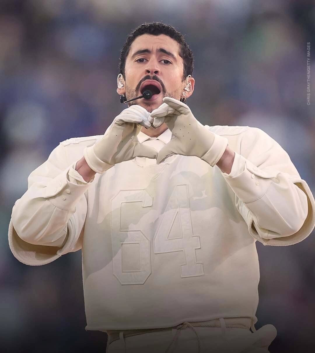 Bad Bunny transformou o intervalo do Super Bowl LX em celebração da cultura latina, com show em espanhol, participações especiais e forte simbolismo visual.