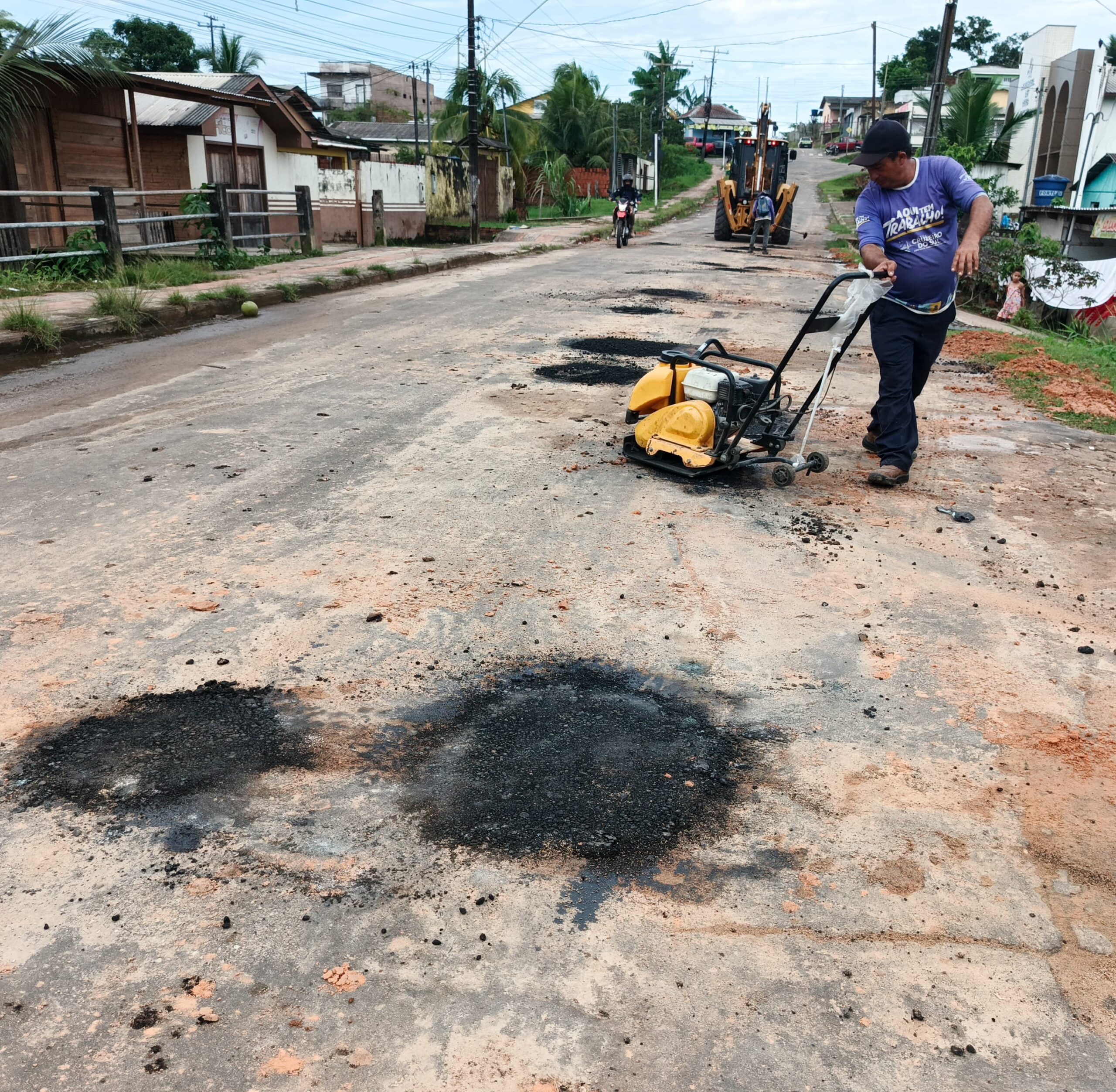 Operação tapa-buracos recupera ruas em Cruzeiro do Sul.