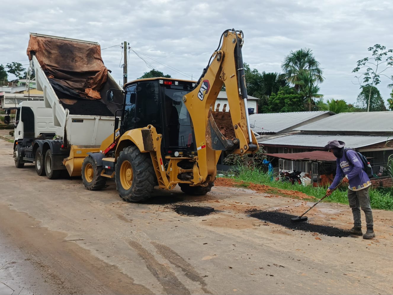 Operação tapa-buracos recupera ruas em Cruzeiro do Sul.