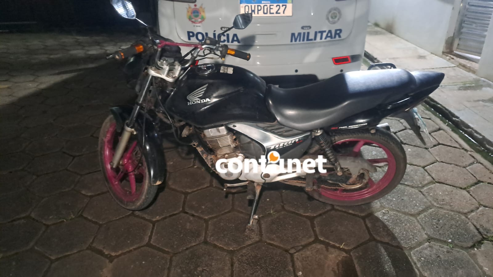 motocicleta Honda Titan preta usada pela dupla apreendida