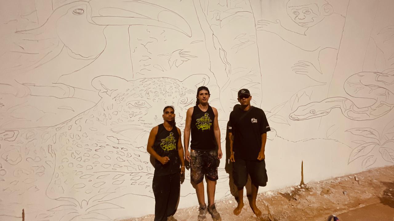 Equipe que está responsável pelos grafittis do novo elevado