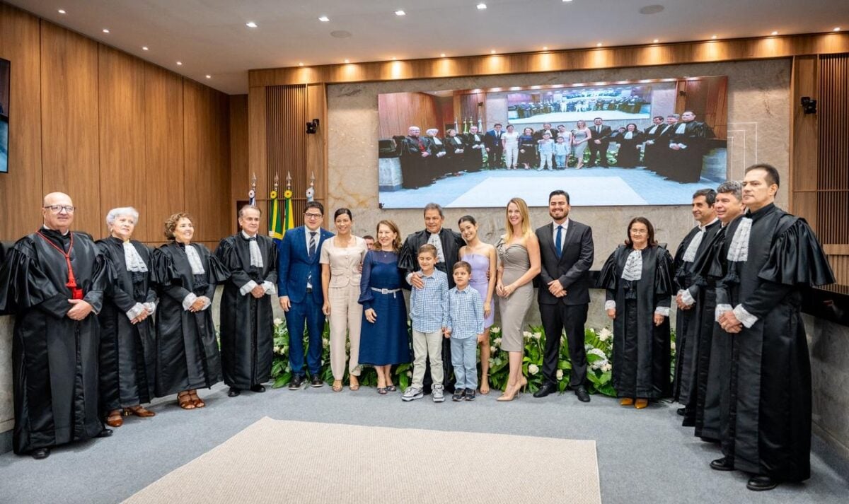 A aposentadoria do conselheiro Valmir Gomes Ribeiro, oficializada nesta quinta-feira (5), marcou o encerramento de um capítulo raro na história do serviço público brasileiro.