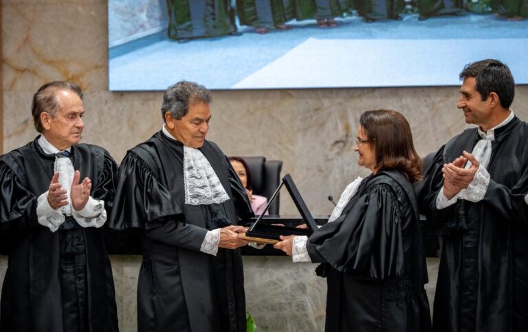 Conselheiro mais antigo do Brasil, Valmir Ribeiro, se despede durante cerimônia no TCE