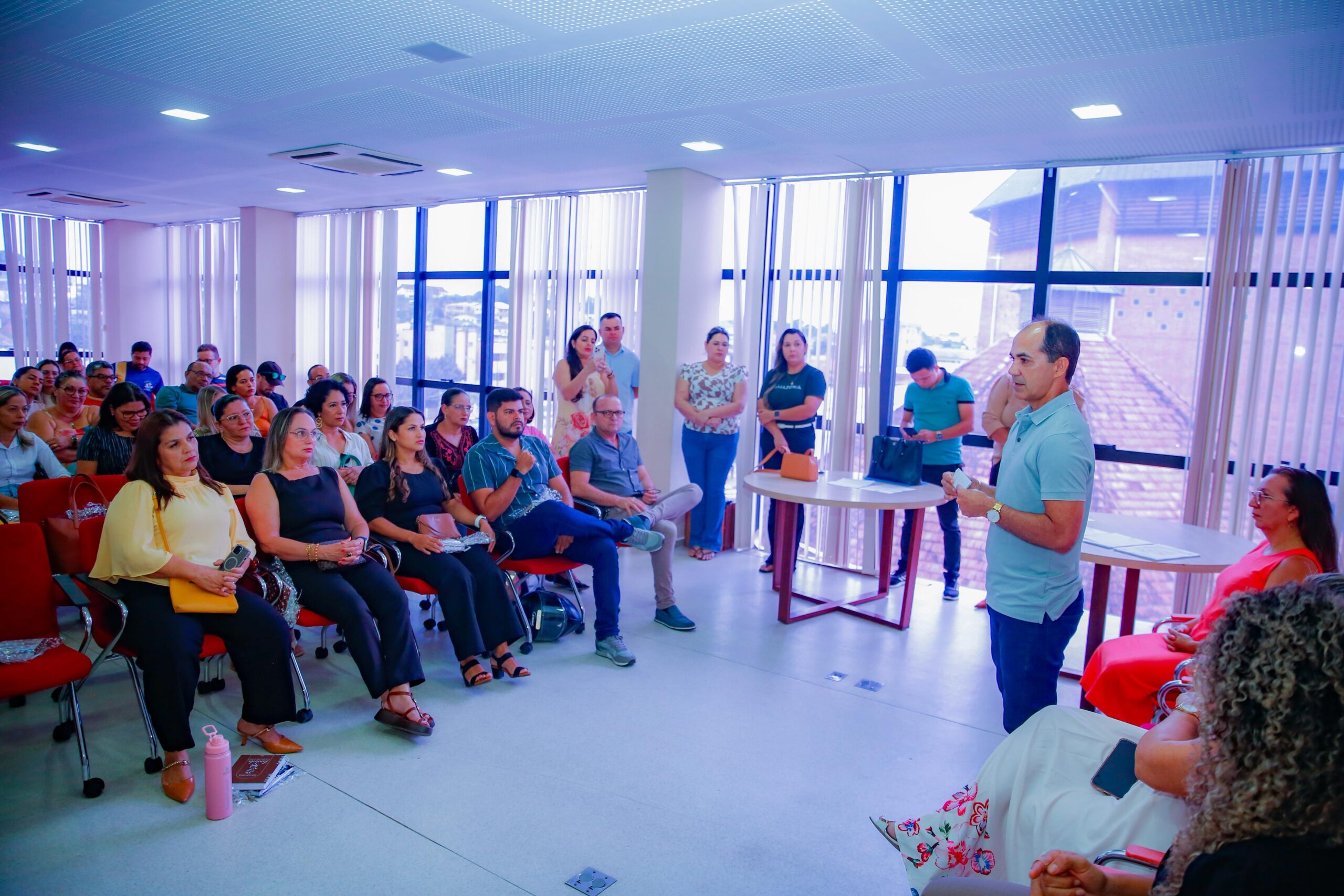 Prefeitura de Cruzeiro do Sul realiza encontro com gestores escolares para alinhar início do ano letivo