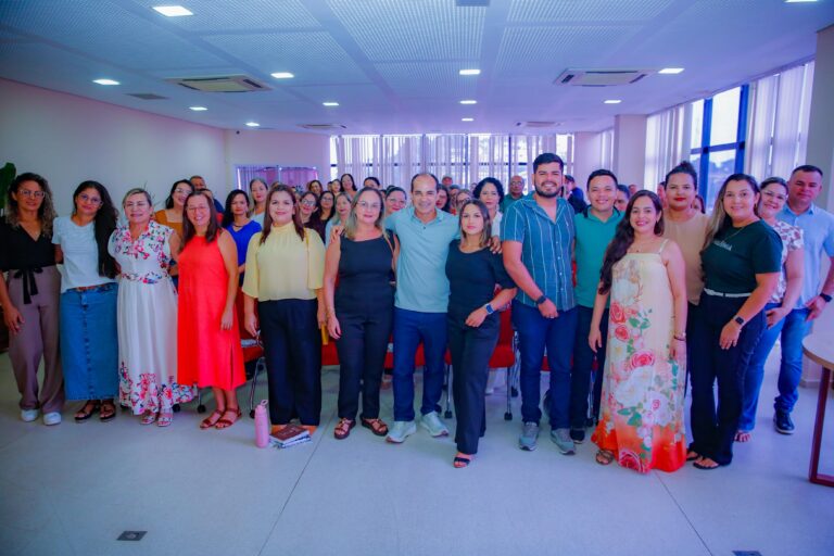 Prefeitura de Cruzeiro do Sul realiza encontro com gestores escolares para alinhar início do ano letivo