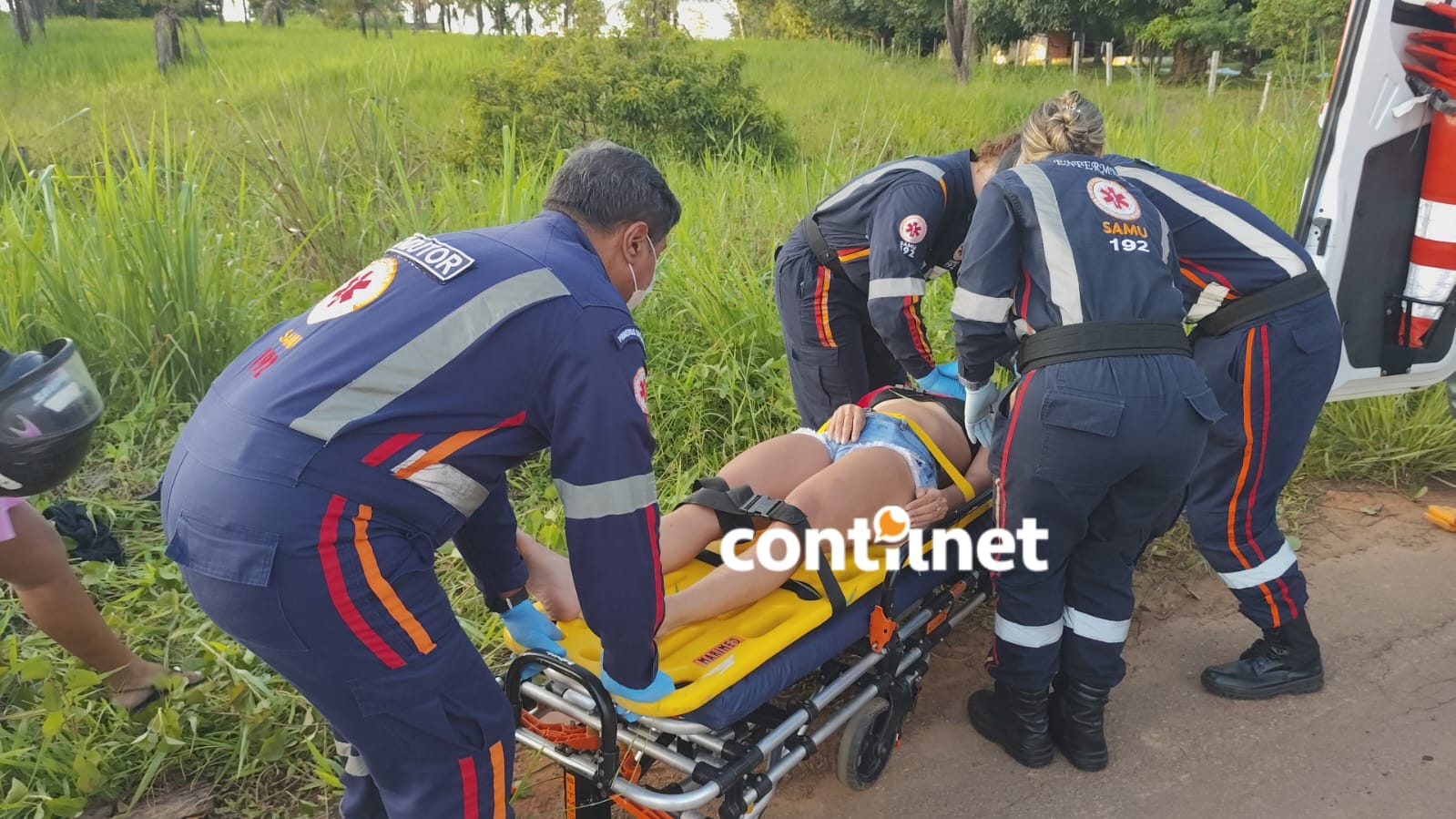 Colisão entre motocicletas na AC-10 deixou dois feridos após motociclista perder o controle ao passar por buraco na pista, em Rio Branco.