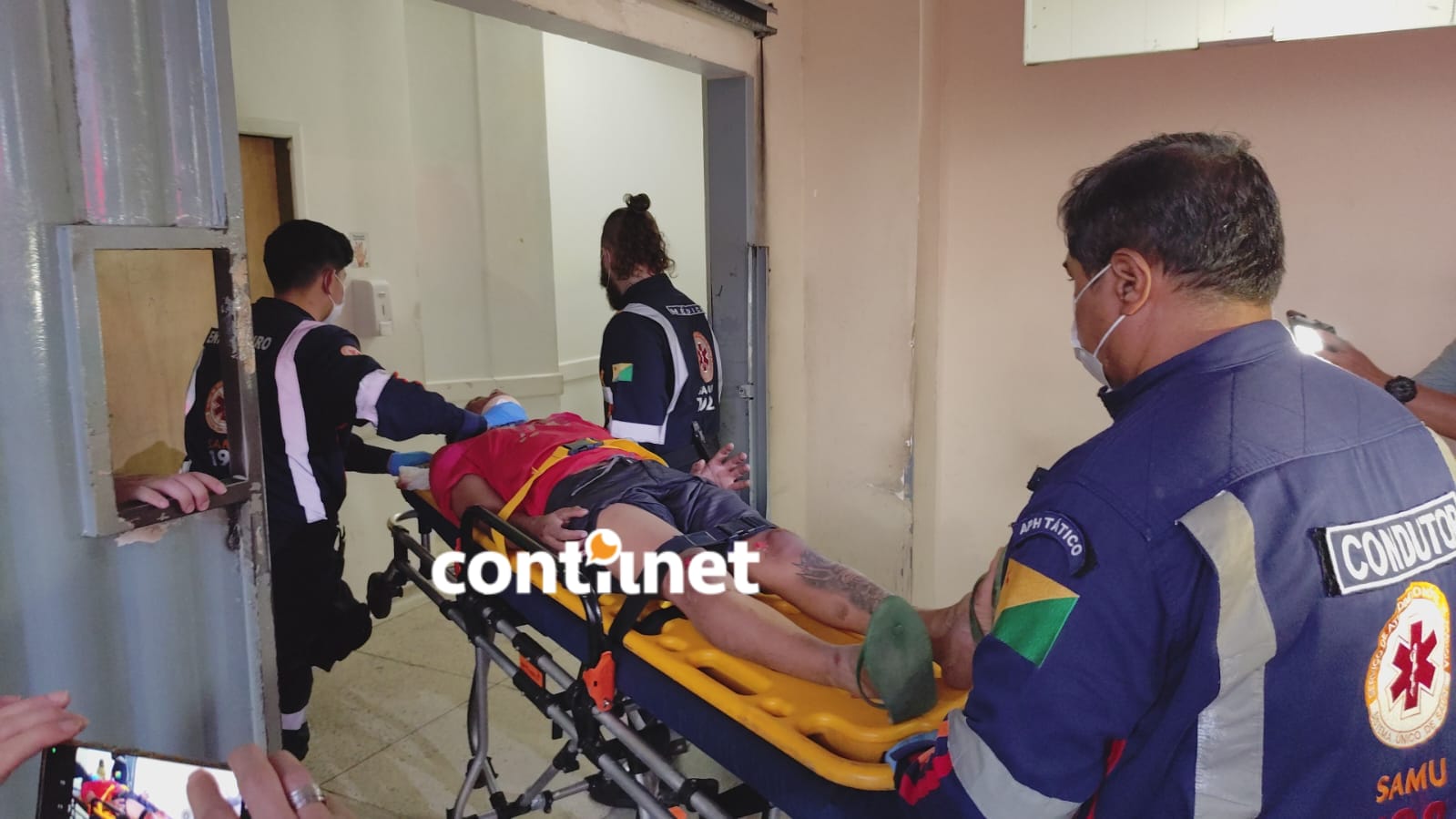 Colisão entre motocicletas na AC-10 deixou dois feridos após motociclista perder o controle ao passar por buraco na pista, em Rio Branco.