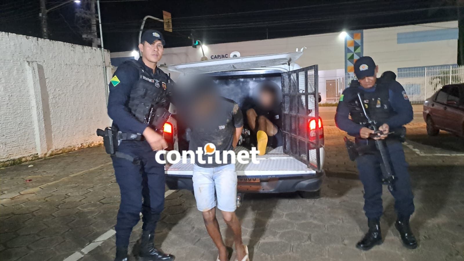 Jovem de 19 anos é preso e adolescente apreendido após Polícia Militar encontrar revólver com munições durante abordagem a motocicleta em via da capital.